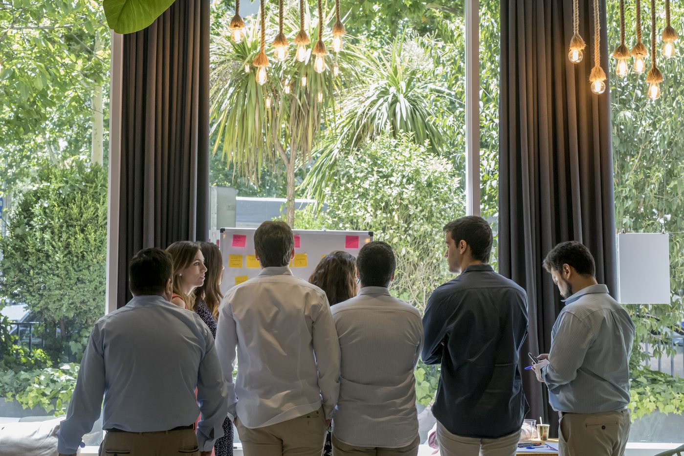 Facilitador taller de estrategia para PYMEs — equipo directivo trabajando en objetivos y OKRs