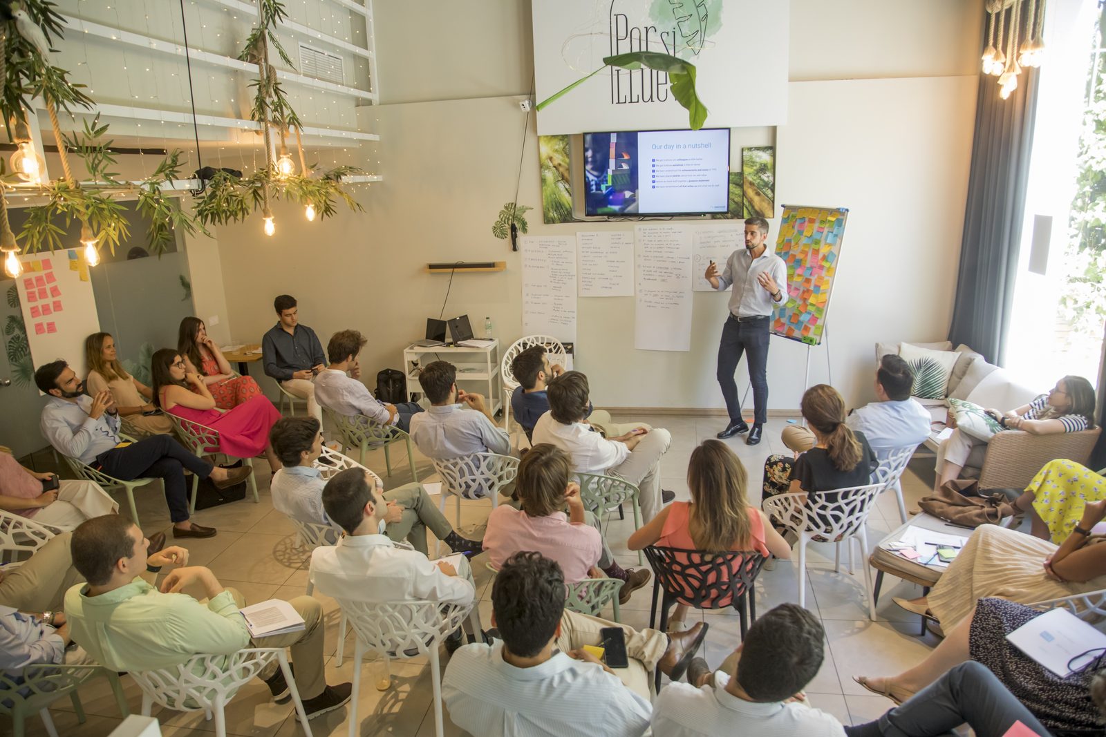Facilitador workshop estratégico presentando a equipo directivo — taller de estrategia esencial